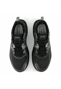 Scarpe sportive nere con superficie testurizzata, accenti grigi e un design a motivi. Presentano una chiusura con lacci neri e una suola ammortizzata.