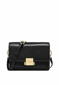 Czarna skórzana torebka typu crossbody o teksturowanym wykończeniu, złotym okuciu, zapięciu na klamrę z przodu i regulowanym pasku. Kompaktowy prostokątny kształt.