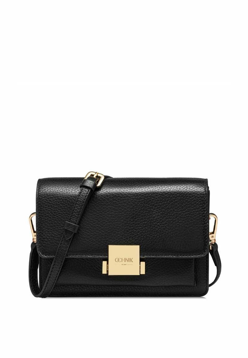 Czarna skórzana torebka typu crossbody o teksturowanym wykończeniu, złotym okuciu, zapięciu na klamrę z przodu i regulowanym pasku. Kompaktowy prostokątny kształt.