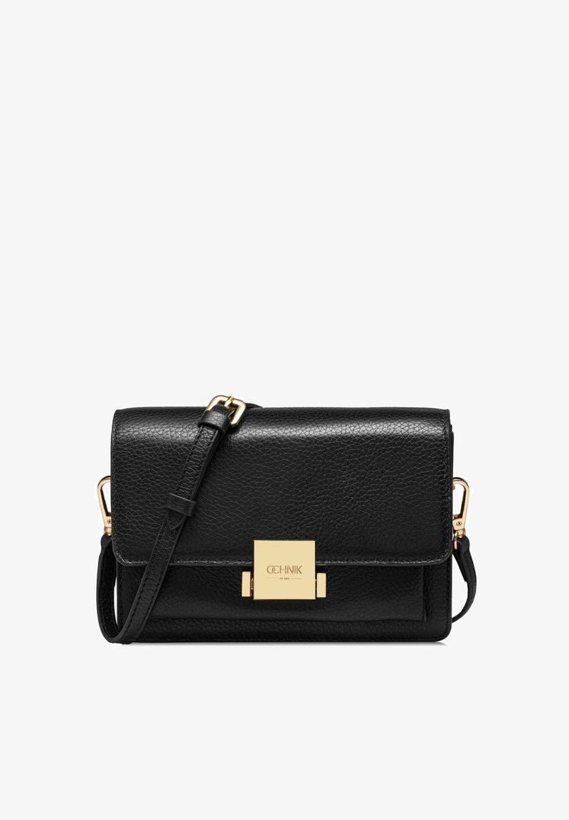 Czarna skórzana torebka typu crossbody o teksturowanym wykończeniu, złotym okuciu, zapięciu na klamrę z przodu i regulowanym pasku. Kompaktowy prostokątny kształt.