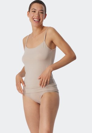 Beżowy ribbed top na cienkich ramiączkach, w komplecie z dopasowanym, bezszwowym bikini. Miękka tkanina, dopasowany krój, minimalne detale.