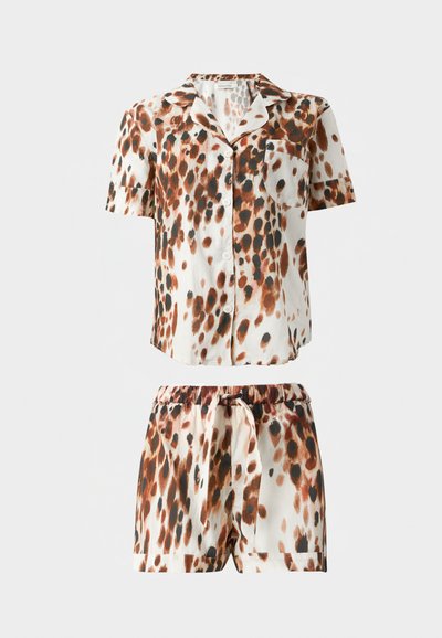Chemise boutonnée à manches courtes et short assorti avec motif abstrait tacheté marron, noir et blanc sur fond clair.