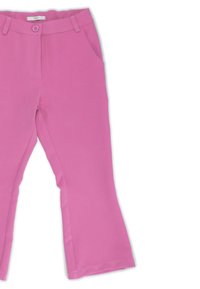 Pantaloni a zampa d'elefante rosa realizzati in tessuto morbido, con chiusura a bottone, due tasche laterali e cuciture lisce per una finitura pulita.