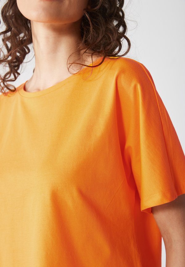 Basic T-shirt - bright marigold4