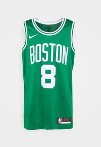 Camiseta de baloncesto verde con "BOSTON" en letras blancas, número "8", logo de Nike y etiqueta de la NBA. Hecha de tela de malla con un cuello redondo.