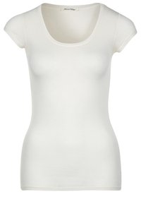 Vit kortärmad t-shirt med rundad halsringning. Tillverkad av mjukt, stretchigt material har den en figurnära silhuett och minimala sömmar.