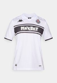 Hvid sportsjersey med korte ærmer. Har et sortstribet design, "MAXBET"-logo i fed skrift og et lille logo på venstre bryst.