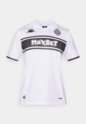 Wit sportshirt met korte mouwen. Voorzien van een zwart gestreept ontwerp, het "MAXBET" logo in vetgedrukt, en een klein logo op de linkerborst.