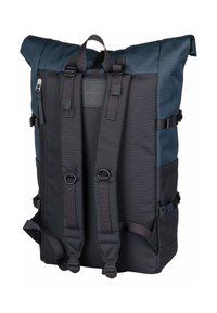 Mochila de tela negra y azul marino con diseño de solapa enrollable, correas ajustables y múltiples accesorios exteriores. Textura suave y detalles de hardware mínimos.