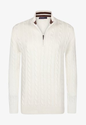 Witte kabelgebreide trui met een kwartrits kraag, voorzien van een bruin-witte gestreepte accent bij de kraag en geribbelde manchetten en zoom.
