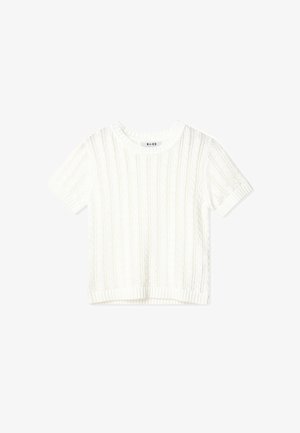 Valge lühikeste varrukatega kudum, millel on sooniline kaelus, tekstuuriga vertikaalsed triibud ja lühendatud hem. Pehme kangas kergesti kaasaskantava disainiga.