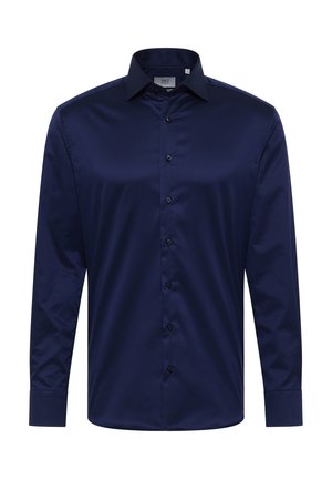 Donkerblauwe overhemden met een gladde textuur, lange mouwen en een puntige kraag. Voorzien van zwarte knopen aan de voorkant en bij de manchetten.