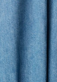 Světle modrá džínovina s jemnou texturou a skořepinovým vazbou, vyznačující se mírnými odstíny a mírným blednutím vzoru.