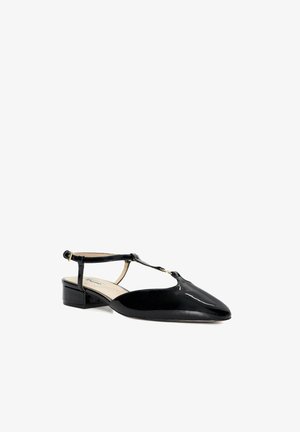 Scarpa slingback in pelle verniciata nera con punta appuntita, design a T-strap e tacco basso a blocco. Accentuata con un dettaglio a fibbia dorata.