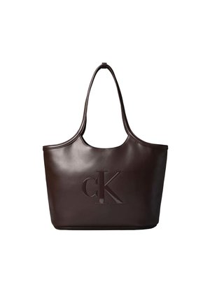 Sac cabas en cuir marron foncé avec longues anses et grand logo "cK" embossé au centre devant.