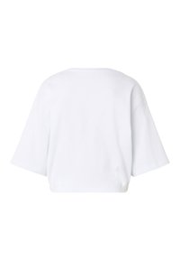 Sudadera blanca recortada con hombros caídos y mangas anchas hasta el codo, vista desde atrás.