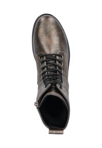 Bruine metallic enkellaars met gestructureerd leer, veter voorkant en zijrits. Kenmerkt zich door contrasterende stiksels en een ronde neus.