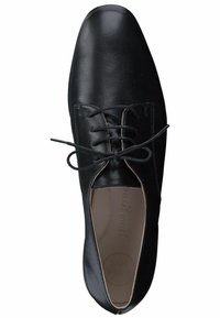 Scarpa in pelle nera con finitura liscia, punta arrotondata e design con lacci. Presenta una soletta interna contrassegnata "Super Soft."