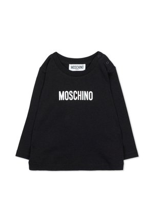 Camiseta negra de manga larga para bebé con texto blanco MOSCHINO en el frente y dos botones a presión en el hombro izquierdo cerca del cuello.