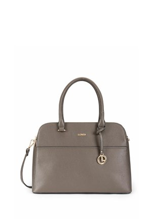Sac à main en cuir gris moyen avec deux poignées, une bandoulière amovible et un petit pendentif logo doré circulaire.