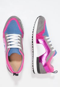 Sportovní boty vyrobené z modré síťoviny, šedé semišové kůže, s růžovými akcenty a kovovým růžovým detailem. Podešev je černá s texturovaným gripem.