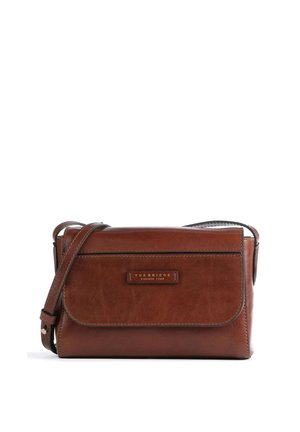 Borsa a tracolla in pelle marrone con chiusura a patta, tracolla regolabile, logo impressa sul davanti e superficie liscia. Design compatto e rettangolare.