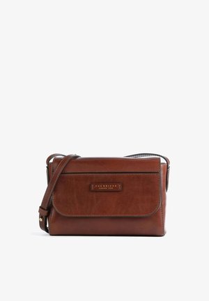 Borsa a tracolla in pelle marrone con chiusura a patta, tracolla regolabile, logo impressa sul davanti e superficie liscia. Design compatto e rettangolare.