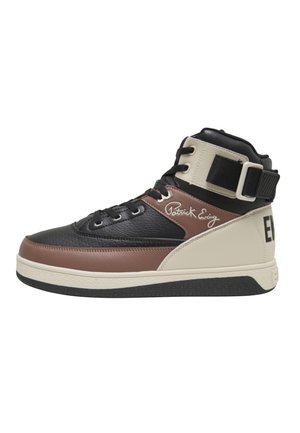 Pantof sport cu talpă înaltă, cu panouri din piele neagră, maro și crem, șireturi negre, curea pentru gleznă și semnătura „Patrick Ewing” pe lateral.