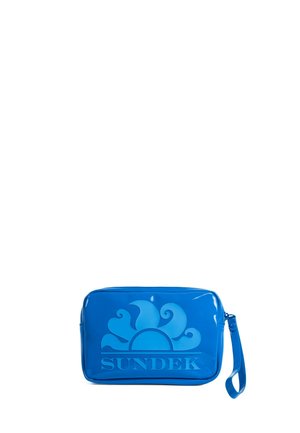 Bustina rettangolare blu con cinturino da polso, con logo stilizzato del sole e la parola "SUNDEK" sul davanti.