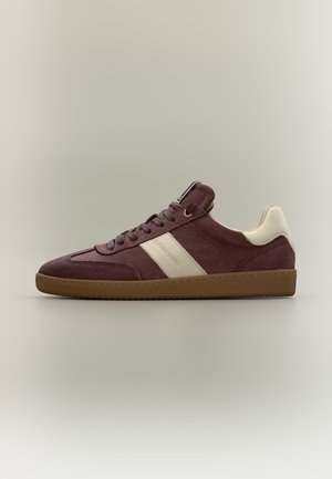 Lavprofils vinrød ruskind sneaker med beige sidelægte, beige hæltab og brun gummisål, vist i profil på neutral baggrund.
