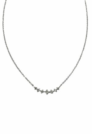 Collar de cadena de plata que presenta una serie de cinco acentos geométricos de cristal en diversas formas y tamaños, creando un diseño elegante y moderno.