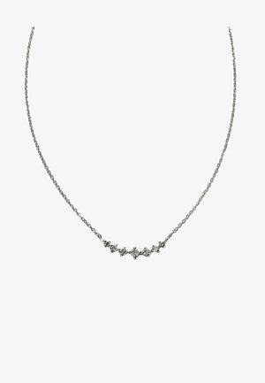 Collar de cadena de plata que presenta una serie de cinco acentos geométricos de cristal en diversas formas y tamaños, creando un diseño elegante y moderno.