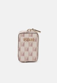 Petit portefeuille rectangulaire à carreaux pastel rose avec logo GUESS doré et tirette de fermeture éclair dorée sur fond blanc uni.