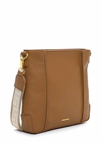 Borsa in pelle color cuoio dalla forma strutturata, con dettagli in metallo dorato, superficie texture e tracolla in tessuto con motivo decorativo.