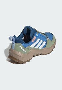 Μπλε και πράσινο παπούτσι πεζοπορίας με τρεις λευκές ρίγες, υφασμένη λαστιχένια σόλα, ενισχυμένη φτέρνα και θηλιά έλξης.