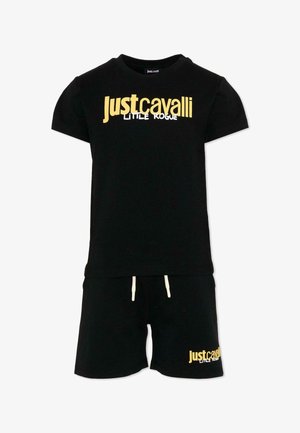 Ensemble composé d'une chemise noire à manches courtes et d'un short, avec le logo jaune "Just Cavalli Little Rogue" sur la poitrine et la jambe gauche, cordon blanc sur le short.