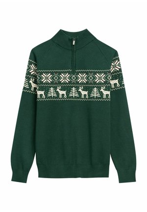Zielony sweter na drutach z kołnierzem stójką, ozdobiony białym geometrycznym wzorem reniferów i płatków śniegu na wysokości klatki piersiowej.