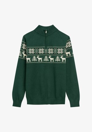 Zielony sweter na drutach z kołnierzem stójką, ozdobiony białym geometrycznym wzorem reniferów i płatków śniegu na wysokości klatki piersiowej.