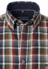 Koszula w kratę z bawełny w kolorach czerwonym, zielonym, niebieskim i białym z kołnierzykiem zapinanym na guziki. Posiada metkę z napisem "CASA MODA" oraz dwa guziki zapinające.