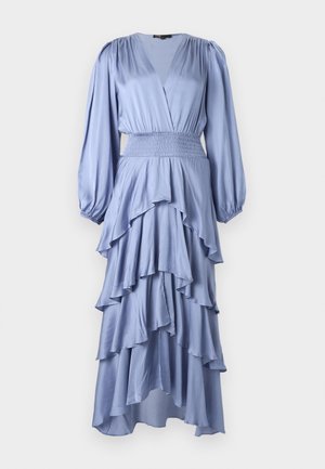 Robe maxi bleu clair à manches longues avec décolleté en V profond, taille smockée et jupe à volants superposés.