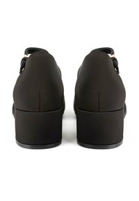 Scarpe nere con una tomaia in tessuto liscio, parte posteriore arrotondata e tacco spesso. Presentano dettagli hardware minimi per un design elegante.