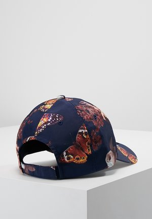 Mørkeblå baseballkasket med justerbar strop, med flerfarvede sommerfugle- og blomsterprint, vist på hvid overflade.