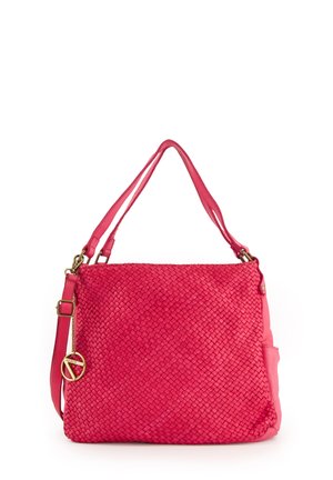 Geweven roze leren handtas met twee schouderbanden, een voorkantvak en een ronde metalen hanger. Getextureerd oppervlak met een rechthoekige vorm.