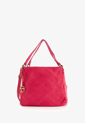 Geweven roze leren handtas met twee schouderbanden, een voorkantvak en een ronde metalen hanger. Getextureerd oppervlak met een rechthoekige vorm.