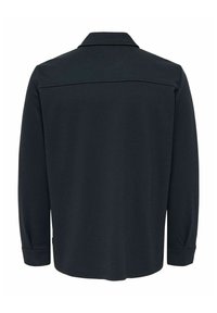 Tummansininen pitkähiha-paita, jossa on kaulus, sileä pinta ja suora leikkaus. Selässä vaakasuora sauma olkapäiden yläpuolella.