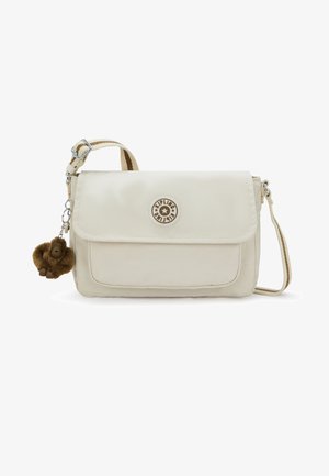 Beige crossbodytas van nylon. Heeft een klep met sluiting, een logopatch en een sleutelhanger met een bruine bontpompon. Verstelbare riem.