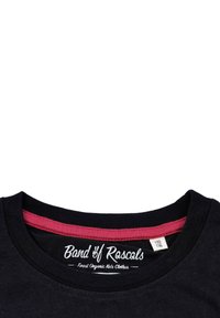 Schwarzes T-Shirt mit Rundhalsausschnitt, ausgestattet mit einem kontrastierenden roten Innenkragen. Das Etikett zeigt "Band of Rascals" und "Finest Organic Kid's Clothes."