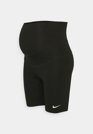 Schwarze Umstands-Sportshorts mit hohem, stützendem Bund und weißem Nike-Logo am linken Oberschenkel.