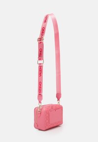 Rosa crossbody-väska i texturerat material, med en guldfärgad dragkedja, en framficka och en avtagbar rem med "VALENTINO"-logotyp.