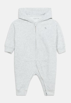 Világosszürke kapucnis baba overál elülső cipzárral, hosszú ujjakkal, bordás mandzsettákkal és a mellkason kis hímzett logóval.